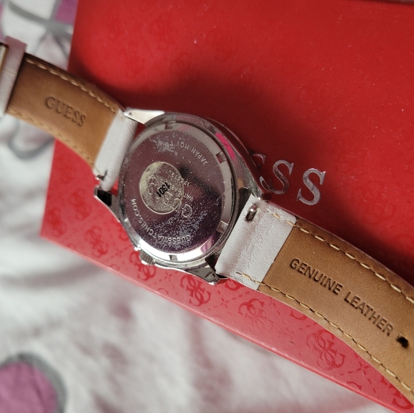 GUESS genuine leather diamond watch with reattachable straps - Picture 3 of 6